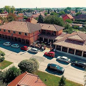 Corvin Pension And Restaurant Hotel Velky Meder Exterior photo