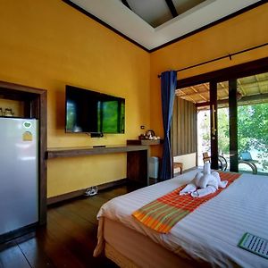 Relax House Lanta Old Town Hotel Koh Lanta Exterior photo